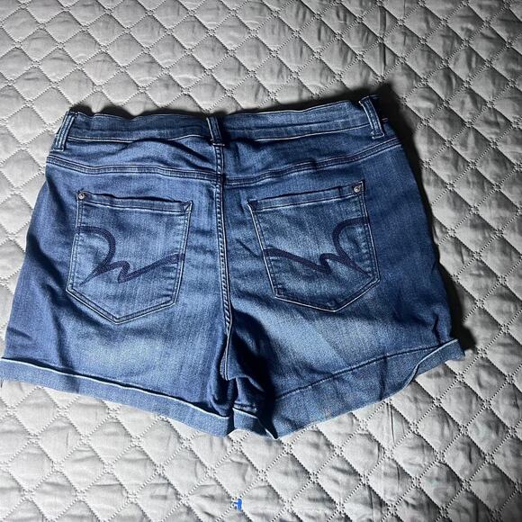 ✨Wallflower Sassy High Rise Denim Shorts Women’s Size 17 Blue Cuffed Stretch - Picture 2 of 8